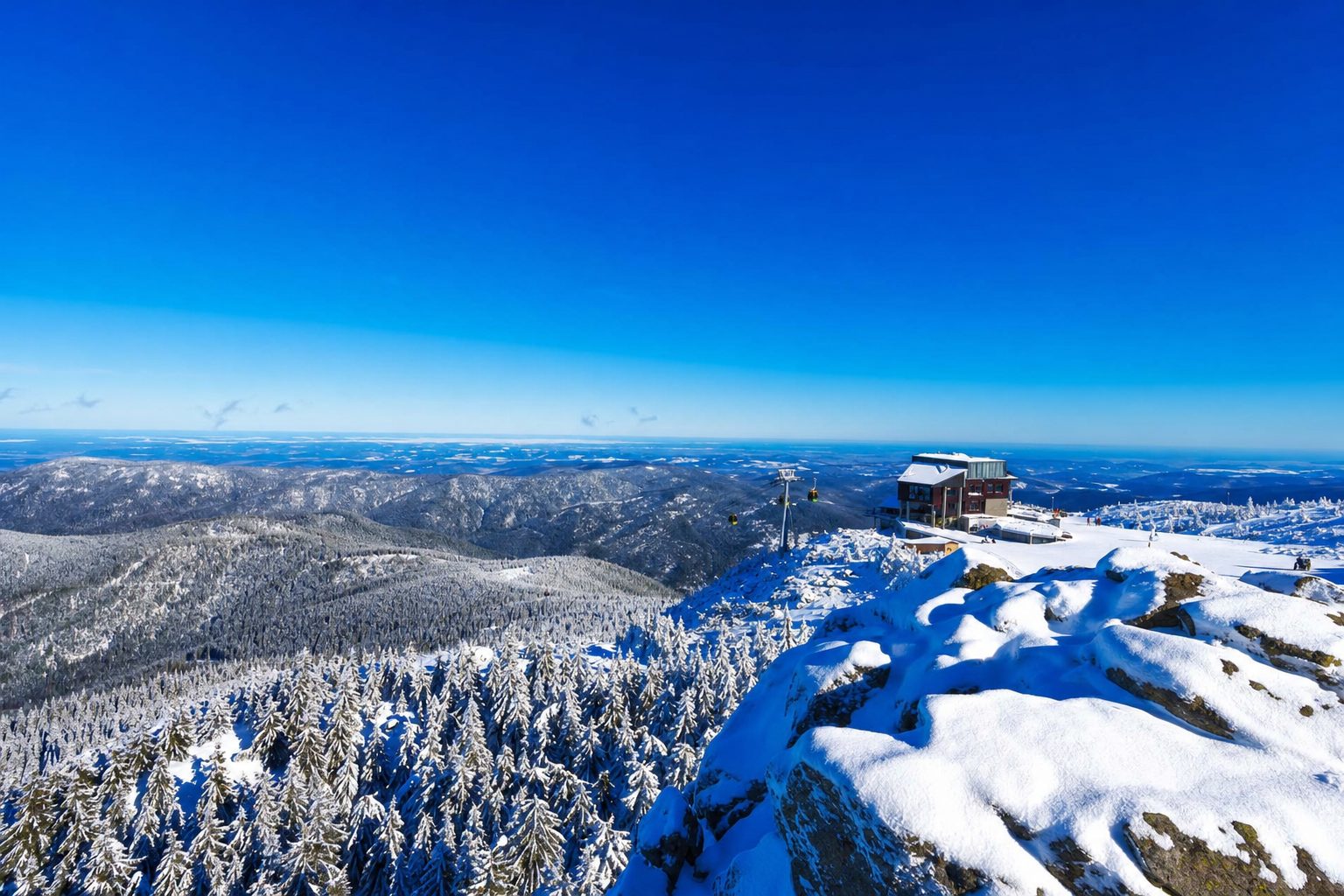 Sonniges Winterpanorama am Fichtelberg im Erzgebirge