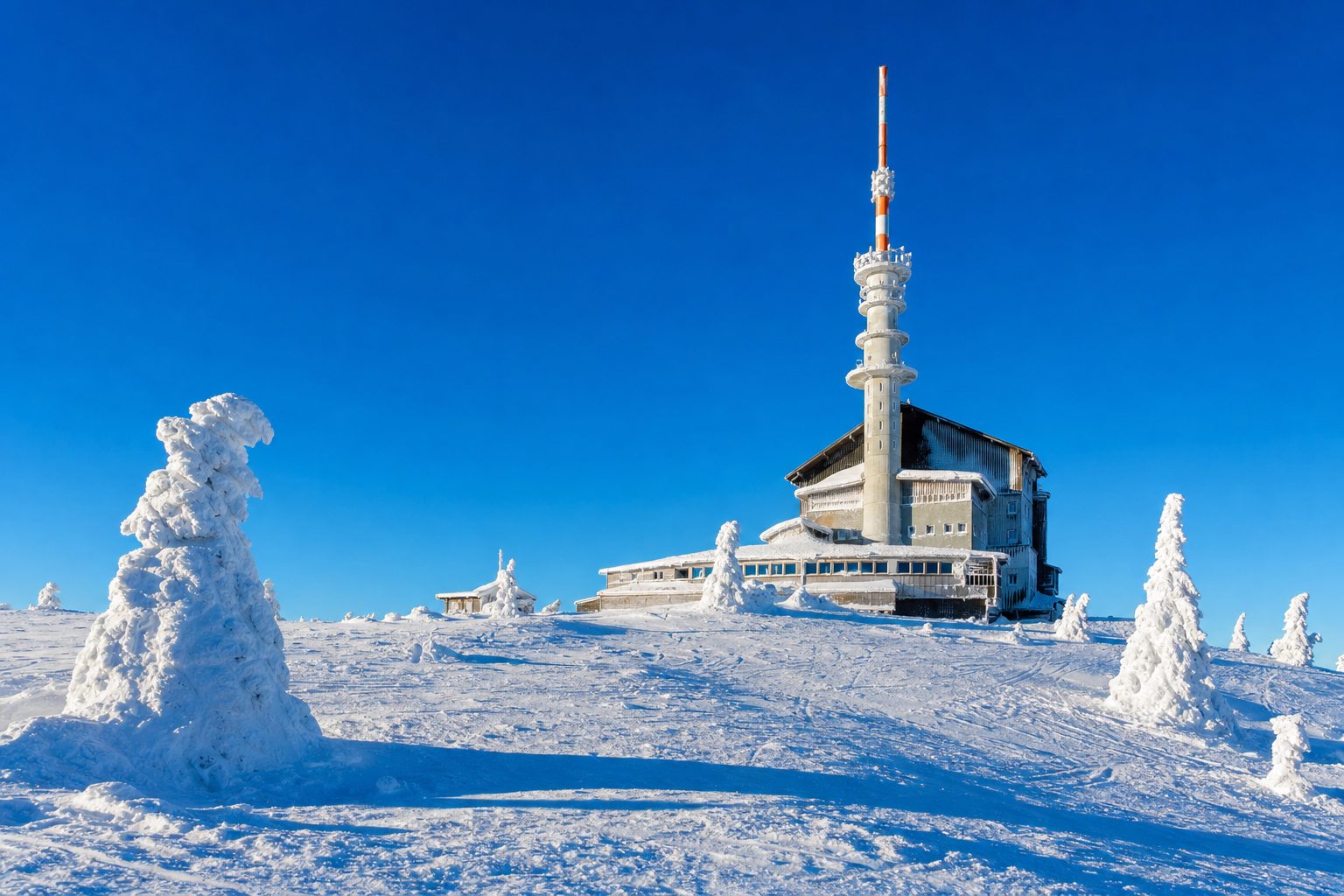 Gipfelstation mit Turm am Fichtelberg in Oberwiesenthal