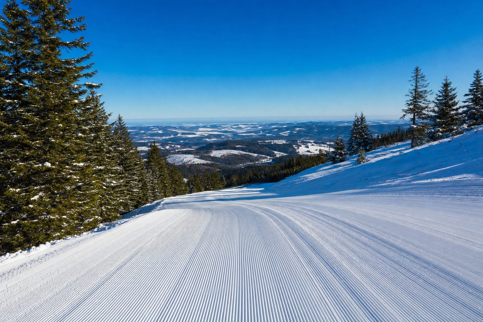 Frisch praeparierte Piste am Fichtelberg im Erzgebirge