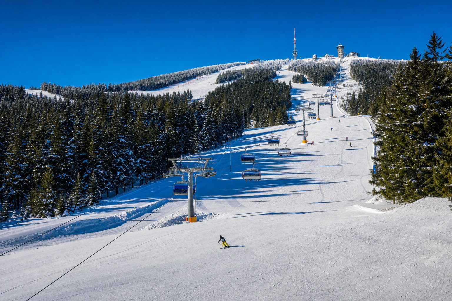 Skigebiet am Fichtelberg in Oberwiesenthal im Winter